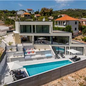 4 bedroom villa with heated pool and sea view in Vinišće, sleeps 8